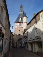 Saint-Fargeau, malerisches Tor aus Stein und Ziegel, erbaut im 15.