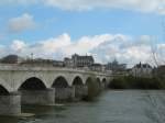 Die Pont Gneral Leclerc fhrt ber die Loire zur Stadt und Schloss Amboise.