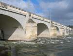 Die Pont Wilson fhrt ber der Loire  aus Tours hinaus.