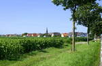 Dessenheim, Blick von Norden auf den ca.15000 Einwohner zhlenden Ort in der Rheinebene im Oberelsa, Juli 2021