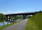 Rixheim im Sdelsa, die Landstrae D108 berquert auf dieser Brcke (Pont du Bouc) den Rhein-Rhone-Kanal, Mai 2014