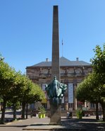 Straburg, Obelisk mit Denkmal von Marschall Leclec vor dem Opernhaus, Aug.2016