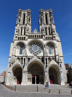 Laon, Kathedrale Notre Dame, erbaut von 1155 bis 1235, drei tiefe Portale mit Spitzdach und Skulpturen in den Giebeln, zwei 56 Meter hohe Trme (09.07.2016)