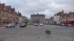 Bergues, Place Henri Billiart mit Rathaus (14.05.2016)