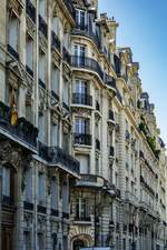 Typisch Pariser Architektur in form eines schnen und anspruchsvollen Wohnhaus in der inneren Stadtgebiet von Paris.