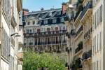 Typisch Pariser Architektur in form eines schnen und anspruchsvollen Wohnhaus in der inneren Stadtgebiet von Paris.