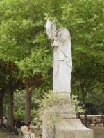 Die Brunnenfigur des Heiligen Saint Denis, der seinen Kopf in den Hnden hlt im Park Buisson auf Montmartre
