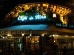 Nachtansicht des  Caf de Flore  am Pariser Boulevard Saint Germain.