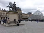 Paris, Denkmal fr Louis XIV und Pyramide du Louvre (30.03.2018)