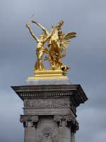 Paris, goldene Figuren an der Pont de la Concorde (30.03.2018)