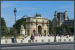 Unmittelbar am Louvre befindet sich der Arc de Triomphe du Carrousel, der zwischen 1807 und 1809 nach rmischen Vorbild gebaut wurde.