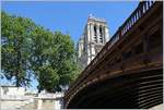 Das abhandengekommene von der Pont du Double verdeckt, ragen die beiden Trme der Notre Dame von Paris in den blauen Himmel.