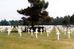 Landschaft mit Friedhof am Omaha Beach in der Normandie.