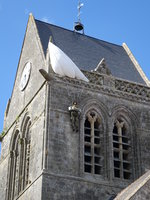 Kirchturm der Notre Dame Kirche in Sainte-Mere Eglise (13.07.2016)