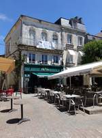 Saint-Jean-d’Angly, Cafe am Place du Marche in der Altstadt (15.07.2017)