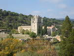 Lagrasse, Dde Abtei Sainte-Marie de Lagrasse liegt am Orbieu und berragt das Dorf (29.09.2017)