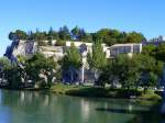 Frankreich, Provence-Alpes-Cte d'Azur, Vaucluse, Avignon, Blick auf das linke Rhne Ufer von Avignon vom Pont Saint-Bnzet (Pont d'Avignon) aus gesehen, 06.09.2011