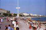 Der Strand und Boulevard de la Croisette in Cannes.
