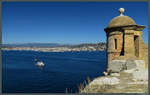 Blick von der Insel Sainte-Marguerite ber das tiefblaue Meer zur Stadt Cannes.