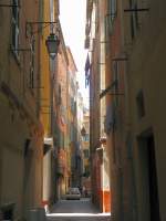 Tiefe und schmale Gassen in der Altstadt von Nizza spenden auch im warmen Sommer khlen Schatten.