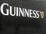 Die Guinnes-Brauerei in Dublin am 14.09.2012 (das weltberhmte Logo am Eingang zum Firmengelnde).