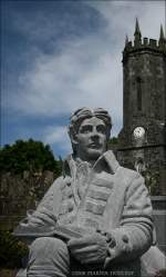 Brian Merriman (Autor von  The Midnight Court) Skulptur vor der Church of Ireland in Enistimon (seiner Geburtsstadt), Irland Co.