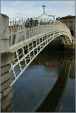 Die Ha'penny Bridge in Dublin.