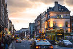 Abenddmmerung ber Fleet Street in der irischen Hauptstadt Dublin.