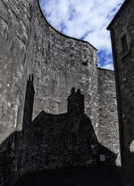 Schatten im Innenhof des ehemaligen Gefngnis Kilmanham Gaol in Dublin.