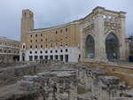 Lecce, Rmisches Amphitheater und der kubusfrmige Palazzo del Seggio an der Piazza Sant Oronzo (03.03.2023)