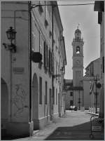 Brescello: Blick durch die Via Guglielomo Marconi zur Kirche Santa Maria Nascente.