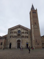 Parma, romanischer Dom Santa Maria Assunta, dreischiffige Basilika auf Kreuzgrundriss, erbaut ab 1074, Glockenturm erbaut von 1284 bis 1294 im gotischen Stil (10.10.2016)