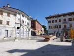 Cormons, Brunnen und Gebude an der Piazza Ventiquattro Maggio (19.09.2019)
