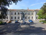 Palmi, Rathaus und Monumento al Lavoro an der Piazza Municipio (09.04.2024)