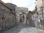Gerace, Porta del Borghetto in der Via Roma (10.04.2024)
