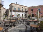 Gerace, Huser und Cafes in der Via Roma (10.04.2024)