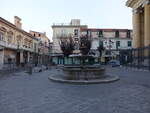 Acerra, Brunnen und Huser an der Piazza del Duomo (24.09.2022)