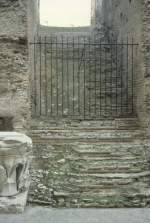 Roma / Rom im Februar 1989: Das Kolosseum war mit 80 Bgen im Erdgeschoss und vielen Treppen so eingerichtet, dass das Gebude schnell gerumt werde konnte.
