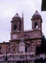 Roma / Rom: Die Kirche Trinit dei Monti oberhalb der Scalinata della Trinit dei Monti (der  spanischen Treppe ) im Februar 1999.