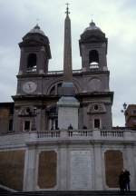 Roma / Rom im Februar 1999: Die Kirche Trinit dei Monti, die bis 1789 eine franzsische Knigsabtei war, wurde 1585 geweiht und Anfang des 19.