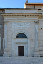 Ein Seitenportal der imposanten Papstbasilika  Sankt Paul vor den Mauern  (San Paolo fuori le mura), welche eine der sieben Pilgerkirchen von Rom ist.