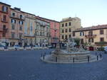 Marino, Huser und Fontana del Nettuno an der Piazza Repubblica (20.09.2022)