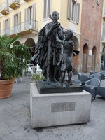 Cremona, Stradivari Denkmal am Piazza Stradivari (10.10.2016)