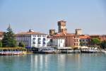 SIRMIONE (Provincia di Brescia), 30.09.2011, Blick vom See auf den Ort mit der Scaligeri-Burg