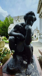 Diese nachdenklich wirkende Skulptur befand sich auf einem Grab auf dem Zentralfriedhof Mailand.