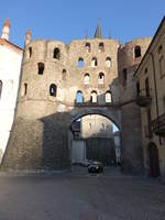 Susa, Stadttor Porta Savoia, ein Doppeltor der Stadtmauer mit rmischen und mittelalterlichen Resten (04.10.2018)