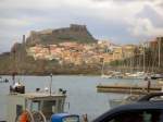 Blick vom Hafen auf Castelsardo.