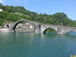 Borgo a Mozzano, Ponte della Maddalena, Steinbogenbrcke aus dem 14.