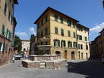 Siena, Brunnen und Palazzo an der Via di Santa Chiara (17.06.2019)