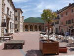 Acquasparta, Huser und Rathausvorhalle an der Piazza Federico Cesi (24.05.2022)